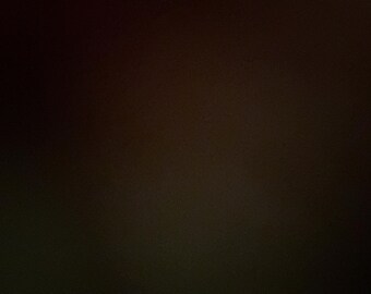 Puede incluir: Un fondo marrón oscuro con un degradado sutil de un marrón más oscuro a un marrón más claro.