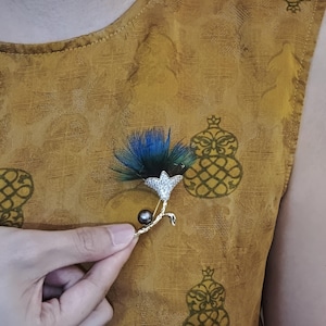 Peacock Feather Inspired Brooch – 8-9mm Tahitian Black Pearl, Crystal Pavé, Elegant Statement Pin (69x48mm)