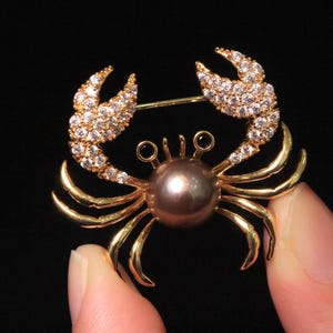 Tahitian Pearl Crab Brooch: Zircon Accent, Hypoallergenic Alloy