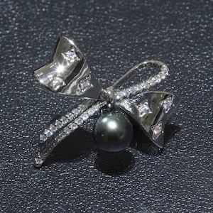 Tahitian Pearl Brooch: Bowknot Convertible Necklace, Rhinestone Zircon Accent