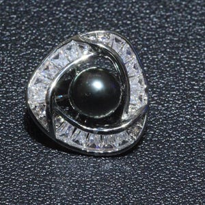 Minimalist Tahitian Black Pearl Brooch: Convertible Necklace Design