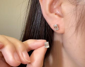 18Kホワイトゴールドのエメラルドカットスタッドピアス、4カラットの