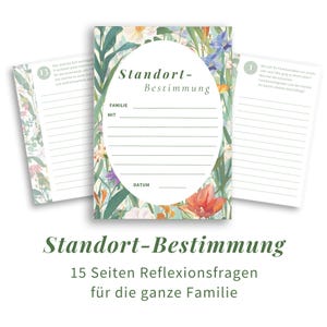 Pode incluir: Um conjunto de cartões de reflexão familiar com tema floral. O cartão central apresenta o título "Standort-Bestimmung" com espaço para família e data. Cartões adicionais exibem perguntas numeradas. O texto na parte inferior diz "15 Seiten Reflexionsfragen für die ganze Familie."