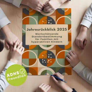 Könnte beinhalten: Ein farbenfroher Planer mit einem geometrischen Muster aus orangefarbenen, grünen und blauen Formen. Der Text "Jahresrückblick 2025" ist zu sehen, zusammen mit deutschem Text. Mehrere Hände umgeben den Planer.