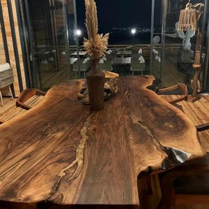 Mesa de comedor de nogal negro con borde natural: mesa de cocina industrial hecha a mano