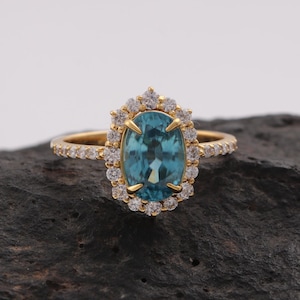 Anillo de compromiso o promesa con halo ovalado de circón azul real y diamantes naturales en oro macizo de 18 quilates. Elegante anillo de compromiso inspirado en turmalina. Regalo para ella.