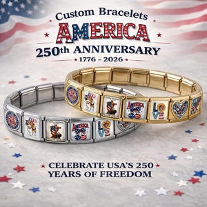 Può includere: Due braccialetti con ciondoli, uno dorato e uno argentato, con ciondoli quadrati che mostrano immagini patriottiche. I ciondoli presentano la bandiera americana, un cane e la parola "AMERICA". L'immagine include il testo "Custom Bracelets" e "250th Anniversary 1776-2026".