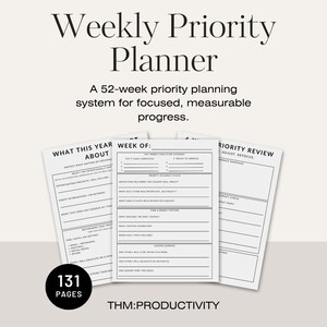 Puede incluir: Un planificador de prioridades semanal blanco con el texto "Weekly Priority Planner" y "A 52-week priority planning system for focused, measurable progress." El planificador incluye páginas para la planificación semanal y anual, con 131 páginas.