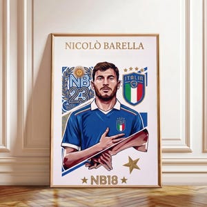 Puede incluir: Impresión artística enmarcada con Nicolo Barella en una camiseta de fútbol azul. La obra de arte incluye los colores de la bandera italiana, estrellas y el texto "NICOLÒ BARELLA". La impresión también tiene el texto "NB23" y "NB18" con una estrella dorada.