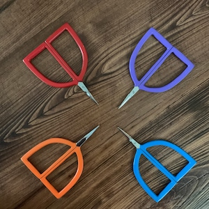 Pudgie Scissors by Kelmscott Designs great for embroidery, cross stitch, quilting
