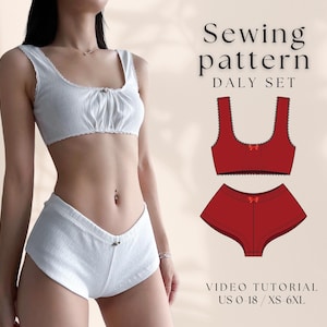 Op de afbeelding: Een witte tweedelige set bestaande uit een crop top met een ronde hals en een hoog uitgesneden short, beide met een klein strikje in het midden. De afbeelding bevat de tekst Sewing pattern DALY SET en VIDEO TUTORIAL US 0-18 / XS-6XL met een rode technische tekening.