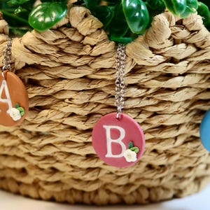 Collar de arcilla personalizado con inicial: colgante floral hecho a mano