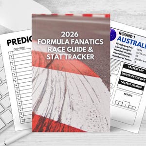 Può includere: Un libro 2026 Formula Fanatics Race Guide & Stat Tracker è mostrato, con un'immagine di un circuito di gara sulla copertina. Accanto al libro ci sono fogli stampati con previsioni sui piloti e statistiche di gara, tra cui il Gran Premio d'Australia.
