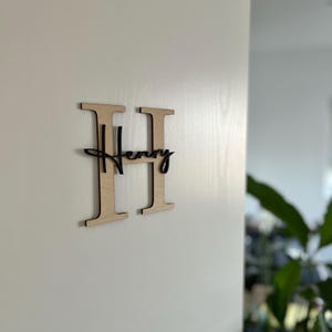 Placa de puerta de madera para habitación infantil - Placa personalizada con letra y nombre - Decoración de pared moderna para habitación de bebé - Hecha a mano individualmente