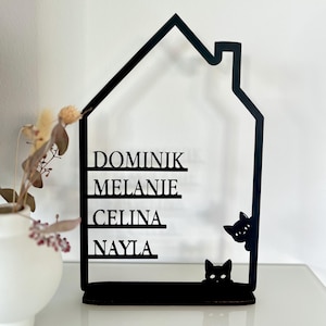 Familienschild personalisiert Hausform mit Katzen aus Holz – individuelles Türschild mit Namen– Geschenk zum Einzug oder Richtfest