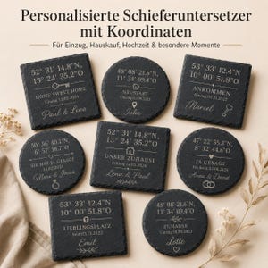 Op de afbeelding: Een verzameling gepersonaliseerde leistenen onderzetters met coördinaten. De onderzetters zijn in verschillende vormen, waaronder vierkant en rond, en hebben gegraveerde tekst met data, namen en zinnen als "Home Sweet Home" en "Our Home".