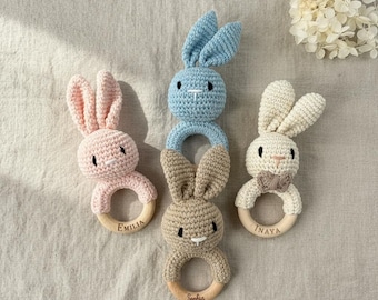 Personalisierte Baby Rassel | Baby Greifling mit Name | Hase als liebevolles Geschenk zur Geburt oder Taufe für Neugeborene & Babys