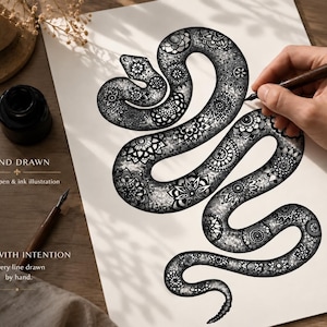 Puede incluir: Una ilustración en tinta negra y blanca de una serpiente enroscada sobre papel blanco, con intrincados patrones de mandala en el cuerpo. El texto en el papel dice: HAND DRAWN, Original pen & ink illustration, MADE WITH INTENTION, Every line drawn by hand.