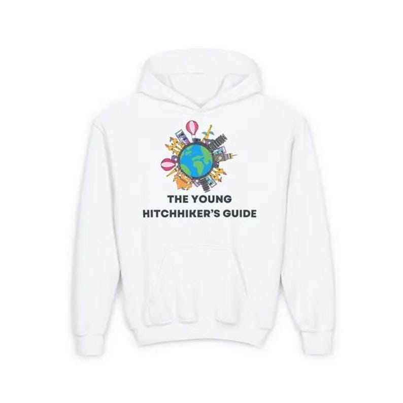 K&ouml;nnte beinhalten: Wei&szlig;er Hoodie mit einer bunten Grafik der Welt mit Sehensw&uuml;rdigkeiten und dem Text "The Young Hitchhiker's Guide".