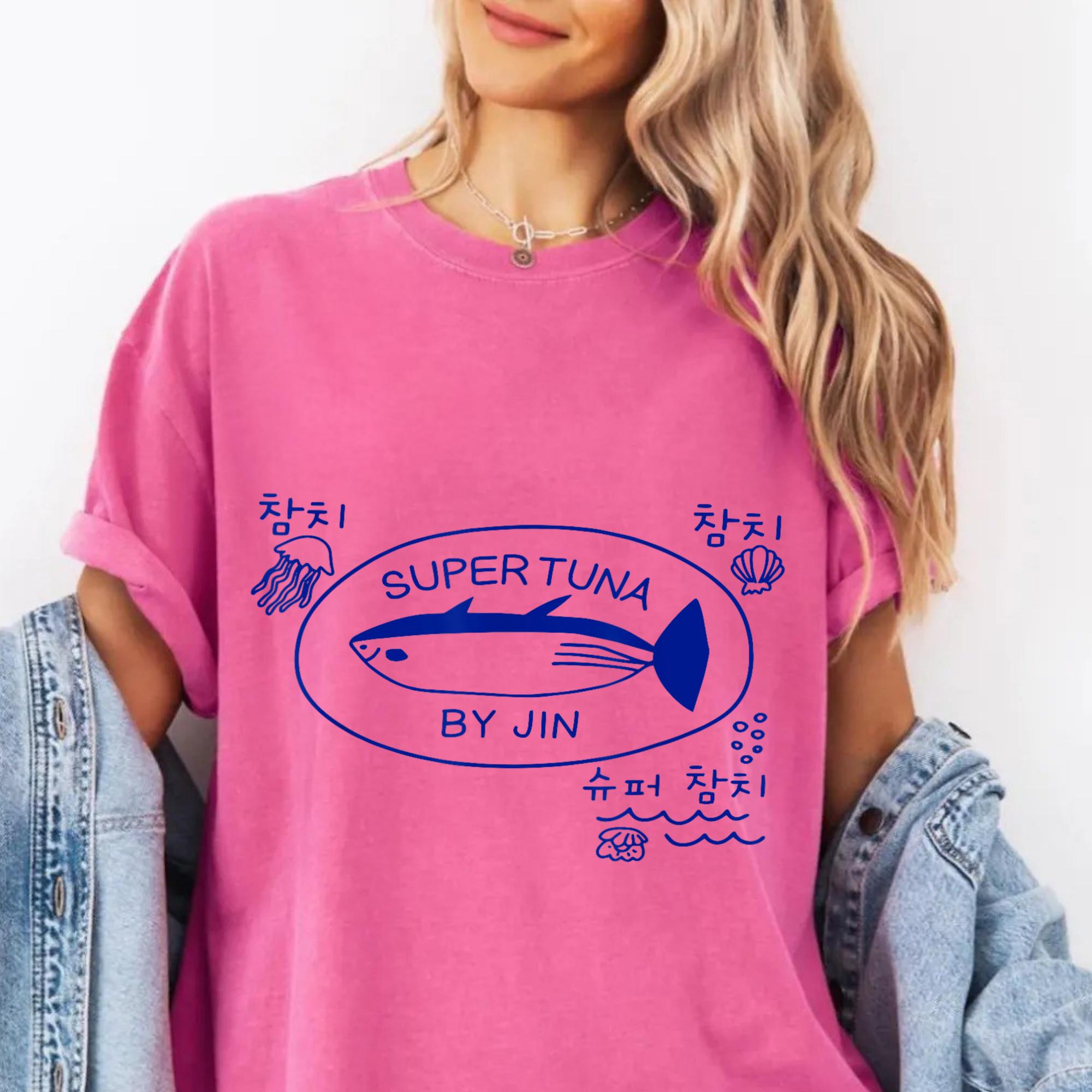 スーパーツナ by Jin PNG、かわいいマグロのシャツデザイン、K-POP