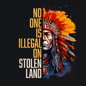 Op de afbeelding: Digitale illustratie op een zwarte achtergrond. Een inheemse Amerikaan is afgebeeld met een hoofdtooi. De tekst "NO ONE IS ILLEGAL ON STOLEN LAND" staat verticaal links in de afbeelding in geel en wit.