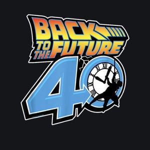Puede incluir: Gráfico negro con las palabras "BACK TO THE FUTURE" en naranja y amarillo, un "40" azul y una silueta de reloj. El diseño está delineado en blanco sobre un fondo negro.