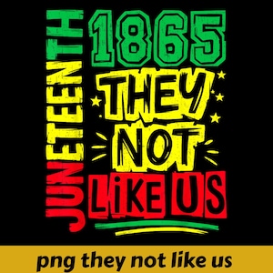 Op de afbeelding: Grafisch ontwerp op een zwarte achtergrond met de woorden "Juneteenth 1865 THEY NOT LIKE US" in groen, geel en rood. Het ontwerp bevat sterren en een groene en rode horizontale lijn.