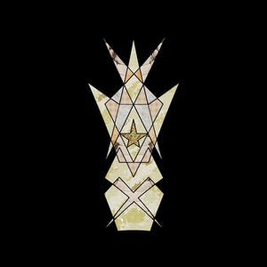 Puede incluir: Diseño geométrico abstracto sobre fondo negro. La obra presenta una forma vertical central compuesta por varios elementos geométricos, incluyendo triángulos, diamantes y una estrella. La paleta de colores incluye beige, dorado y negro.