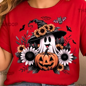 Peut inclure: T-shirt rouge avec un motif d'Halloween. Le motif comprend un fantôme souriant portant un chapeau de sorcière, des tournesols, une citrouille sculptée et des chauves-souris. Le texte "THEPRINTSHOOP" est visible.