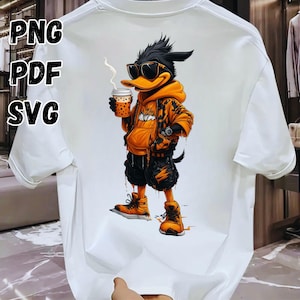 Op de afbeelding: Wit T-shirt met een cartoon eend met een zonnebril, een oranje hoodie en een zwarte korte broek. De eend houdt een kopje koffie vast. De woorden "PNG", "PDF" en "SVG" staan op de linkerkant van het shirt.