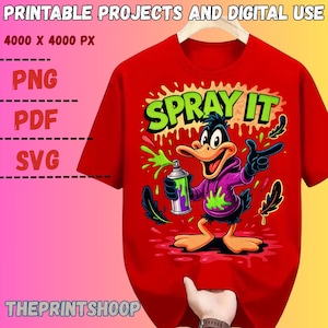 Könnte beinhalten: Rotes T-Shirt mit einer Cartoon-Ente, die eine Sprühdose hält, mit den Worten "SPRAY IT" in Grün. Die Ente trägt einen lila Kapuzenpullover und zeigt mit dem Finger. Das Bild enthält den Text "PRINTABLE PROJECTS AND DIGITAL USE", "4000 X 4000 PX", "PNG", "PDF", "SVG" und "THEPRINTSHOOP".