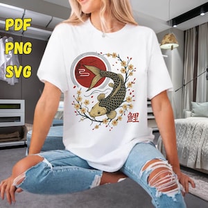 Peut inclure: T-shirt blanc avec un motif de carpe koï, un soleil rouge, des éléments floraux et du texte japonais. L'illustration utilise du noir, de l'or et du rouge. Le t-shirt porte également le texte "PDF PNG SVG" en haut à gauche.