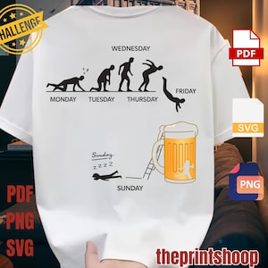 Może przedstawiać: Biała koszulka z zabawną grafiką przedstawiającą przebieg tygodnia, od poniedziałku do niedzieli, z ludzikami i kuflem piwa. Tekst zawiera dni tygodnia i słowo "Challenge".