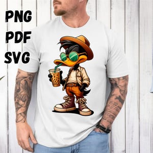 Peut inclure: T-shirt blanc avec un canard de dessin animé portant des lunettes de soleil, un chapeau et une veste beige, tenant un bubble tea. Le texte "PNG PDF SVG" est imprimé en noir en haut à gauche.