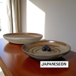 Assiette plate japonaise rustique en céramique – Poterie wabi-sabi faite main pour sushi I Dessert I Décoration Plus | Cadeau artisanal attentionné I Pendaison de crémaillère