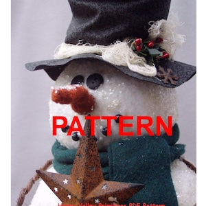 Op de afbeelding: Een sneeuwpop-boomtopperpatroon met een zwarte hoge hoed, witte bontversiering, groene sjaal en een roestige ster. Het patroon is voor een doe-het-zelfproject en geen afgewerkt product. De tekst "Happy Valley Primitives PDF Pattern Not a finished tree topper" is zichtbaar in de afbeelding.