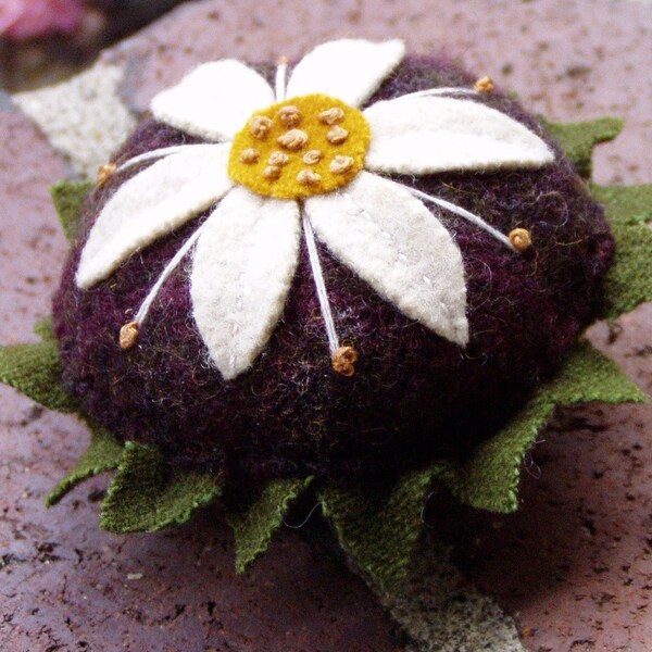 Daisy Wool Pincushion in Tartlet Pan