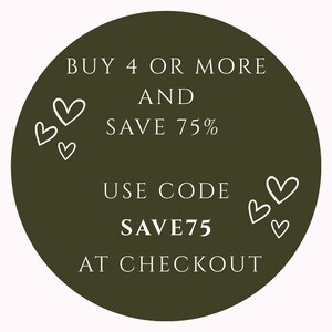 Pode incluir: Gr&aacute;fico circular com fundo verde escuro e texto branco. O texto diz "COMPRE 4 OU MAIS E ECONOMIZE 75%" e "USE O C&Oacute;DIGO SAVE75 NO CHECKOUT". Ilustra&ccedil;&otilde;es de cora&ccedil;&otilde;es brancos espalhadas.