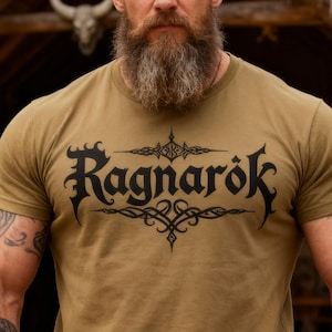 Camiseta Ragnarök | Camiseta vikinga con letras nórdicas y diseño de runas | Ropa de mitología nórdica | Idea de regalo de Odín