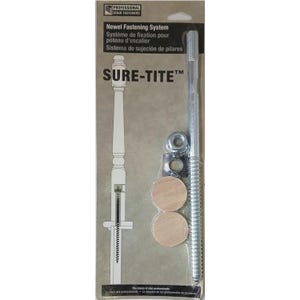 Pode incluir: Um sistema de fixação de pilares Sure-Tite em embalagem de varejo. O kit inclui um parafuso metálico longo roscado, uma porca, uma arruela metálica quadrada e dois tampões de madeira circulares, com um diagrama de instalação de pilares.