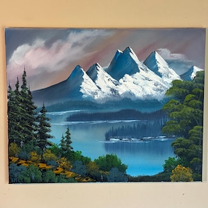 Bob Ross inspirierte Landschaftsölgemälde mit Bergen und Flussszene auf 16 x 20 gestreckter Leinwand.