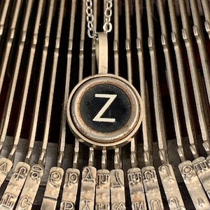Colar com chave de máquina de escrever vintage Z, pingente personalizado para conversação, joia exclusiva feita à mão, joia para escritor, presente de aniversário