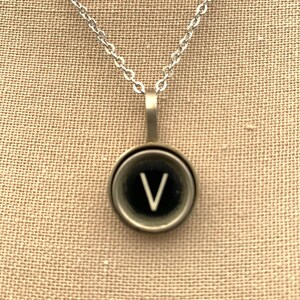 Colar de chave de máquina de escrever vintage V, pingente personalizado para conversação, joia única feita à mão, joia para escritor, presente de aniversário
