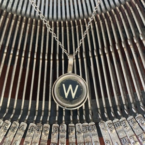Colar inicial personalizado com chave de máquina de escrever vintage W