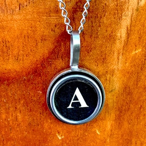 Colar de chave de máquina de escrever vintage de A a Z, pingente personalizado para conversação, joia exclusiva feita à mão para escritor, presente de aniversário, monograma retrô