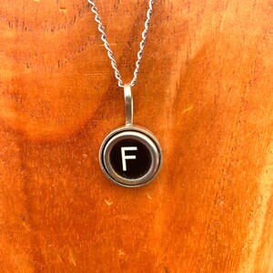 F colar de chave de máquina de escrever vintage, peça de conversação personalizada, pingente, joia única feita à mão, joia de escritor, presente de aniversário