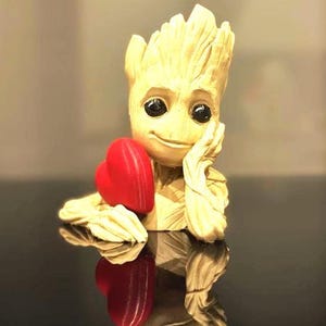 Walentynkowy Groot STL – Uroczy, kochający Groot trzymający serce do druku 3D, gotowy do AMS i malowania ręcznego