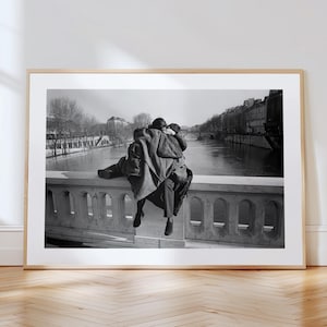 Pariser Umarmung, digitale Wandkunst, romantisches Paar Poster, schwarz weiß Fotografie, Paris Brücke Szene, Instant Download