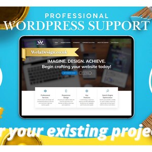 Könnte beinhalten: Ein Computerbildschirm zeigt eine Website für ein WordPress-Support-Unternehmen namens WelaDesign.co.uk. Die Website enthält den Slogan "IMAGINE. DESIGN. ACHIEVE. Begin crafting your website today!" und bietet professionelle Dienstleistungen, responsives Design, Sicherheit und Suchmaschinenoptimierung. Der Bildschirm ist von Farbdosen und Pinseln umgeben, was darauf hindeutet, dass das Unternehmen bei der Gestaltung und Entwicklung von Websites helfen kann.