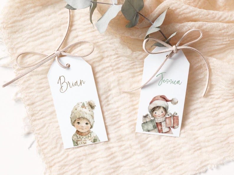 Pode incluir: Duas etiquetas de presente brancas com ilustra&ccedil;&otilde;es em aquarela de crian&ccedil;as em roupas de inverno. Uma etiqueta diz "Brian" e apresenta uma crian&ccedil;a com gorro e su&eacute;ter de malha. A outra diz "Jessica" e mostra uma crian&ccedil;a com gorro de Papai Noel segurando presentes.